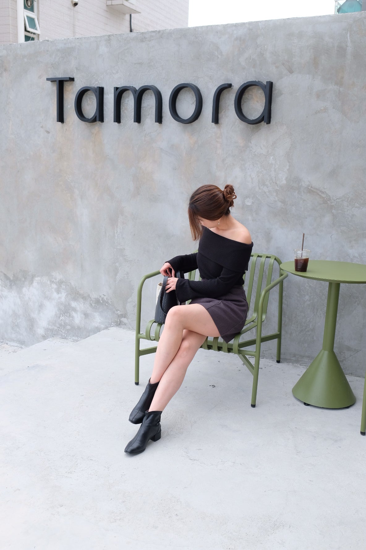 平口露膊微喇叭袖針織上衣