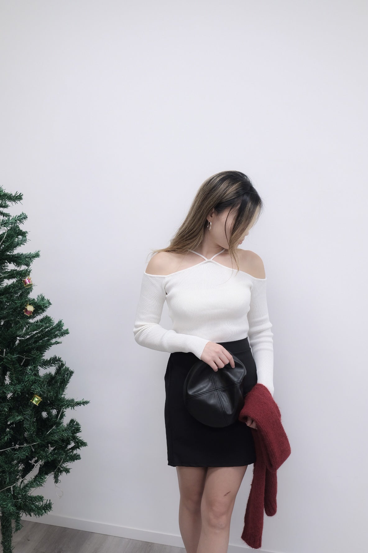 小性感! 直坑紋交叉帶露肩上衣