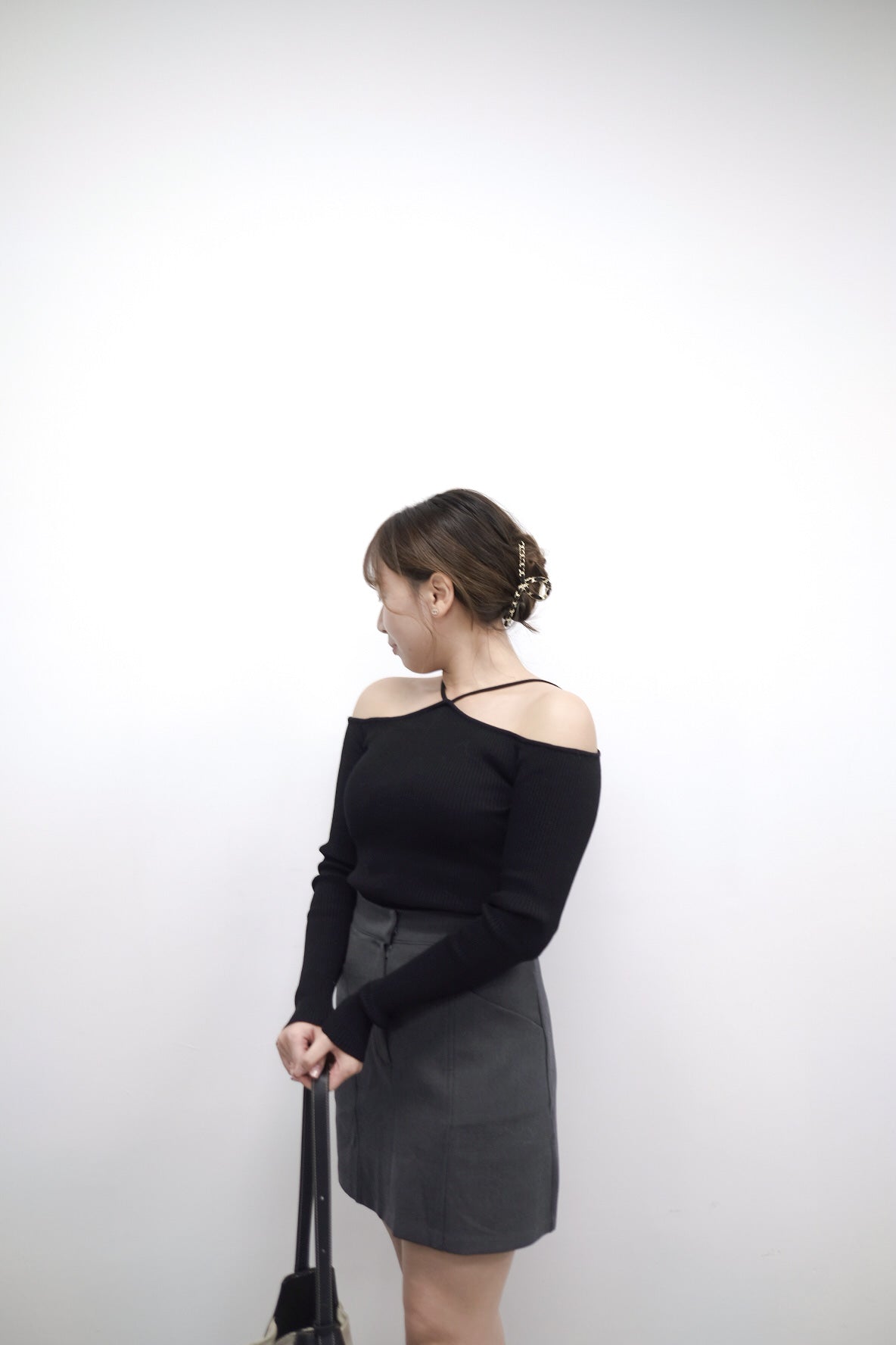 小性感! 直坑紋交叉帶露肩上衣