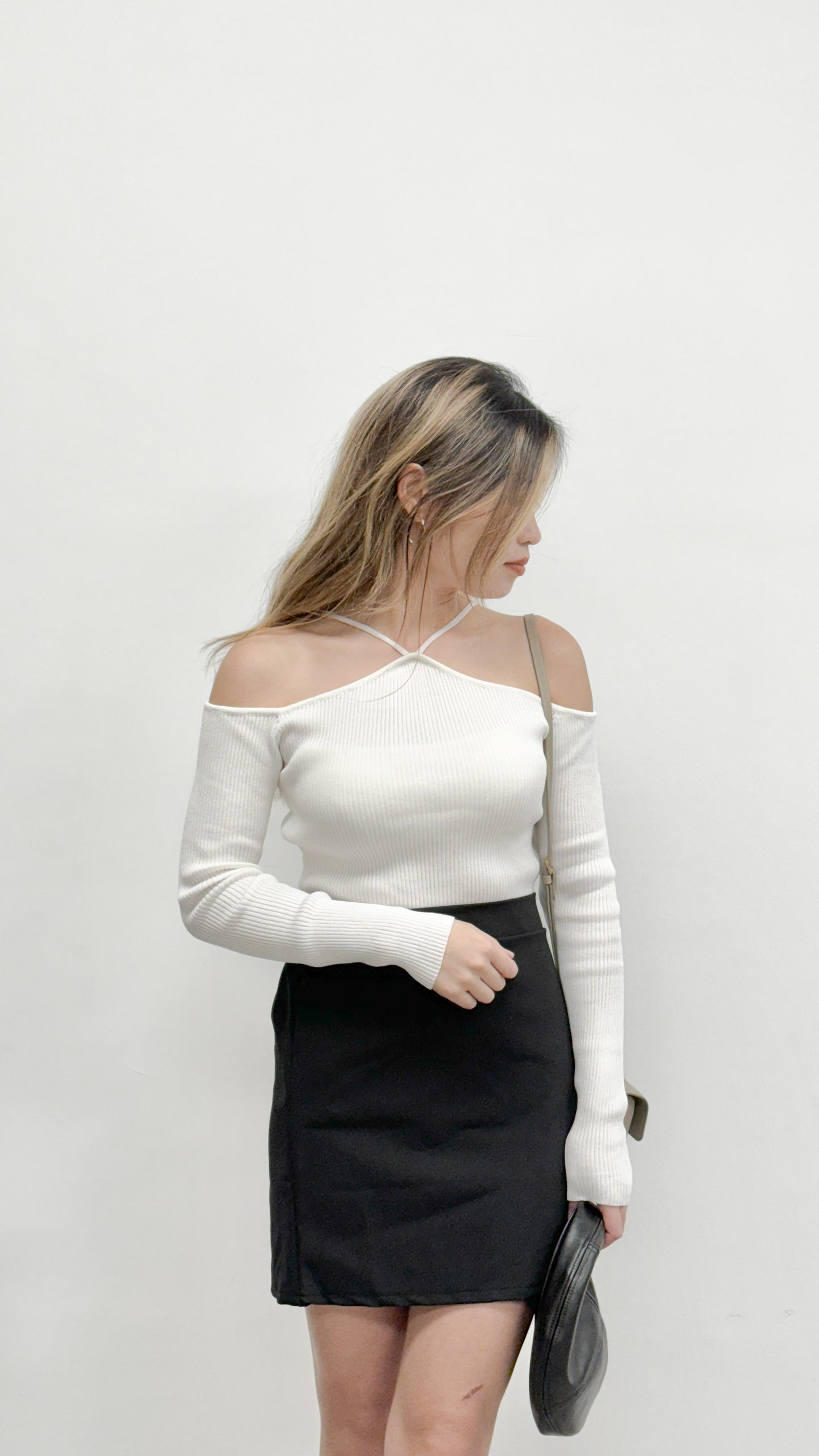 小性感! 直坑紋交叉帶露肩上衣