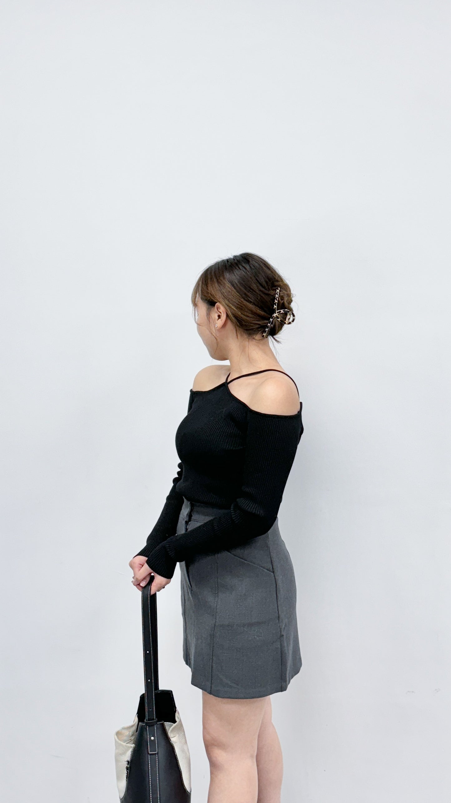 小性感! 直坑紋交叉帶露肩上衣